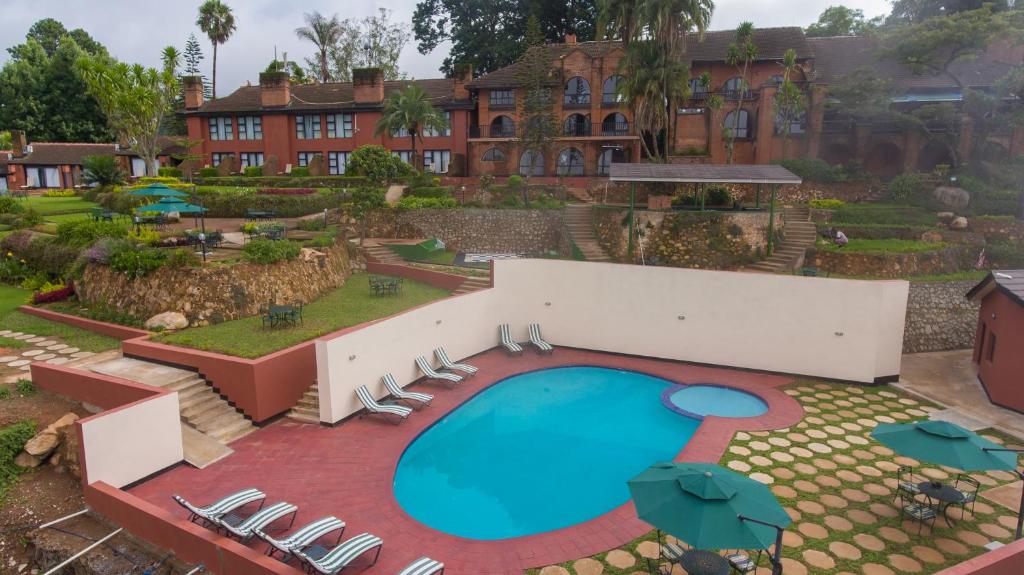 Zomba太阳鸟古札维酒店的享有带游泳池的度假村的空中景致