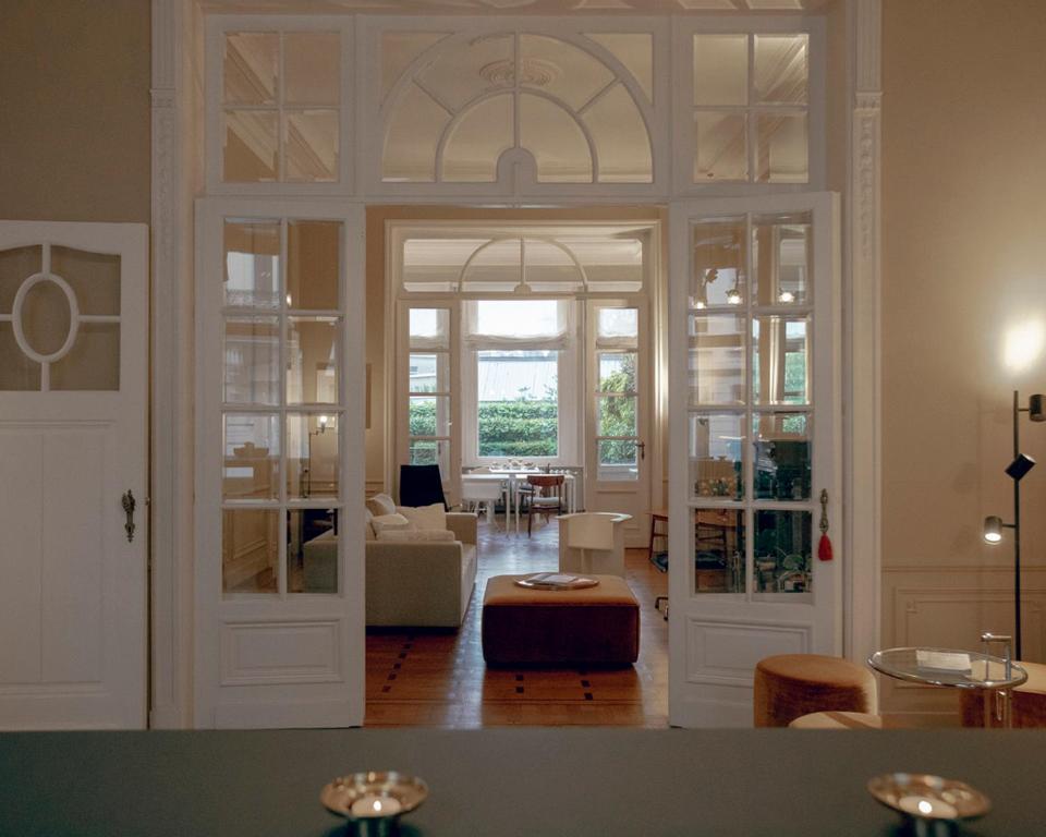 安特卫普ADA的客厅设有通往客厅的门。