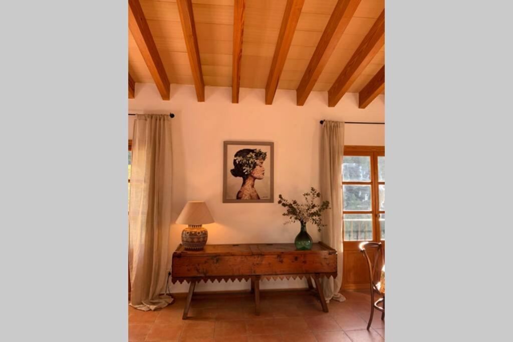 巴尔德莫萨Casa Mistral, Un paraíso de Mar y Montaña的客厅配有桌子和窗户