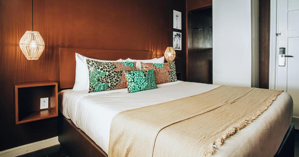 威廉斯塔德Terra Boutique Hotel Curaçao的一间卧室配有带枕头的床
