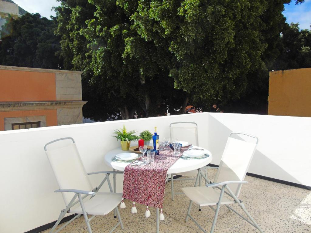 San AndrésFleitas Penthouse with terrace的屋顶庭院的桌椅