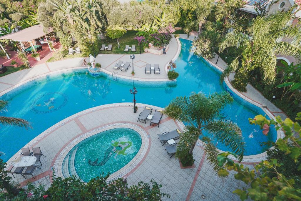 加藤-达拉特索迪奥尼索斯村公寓的享有度假村游泳池的顶部景致