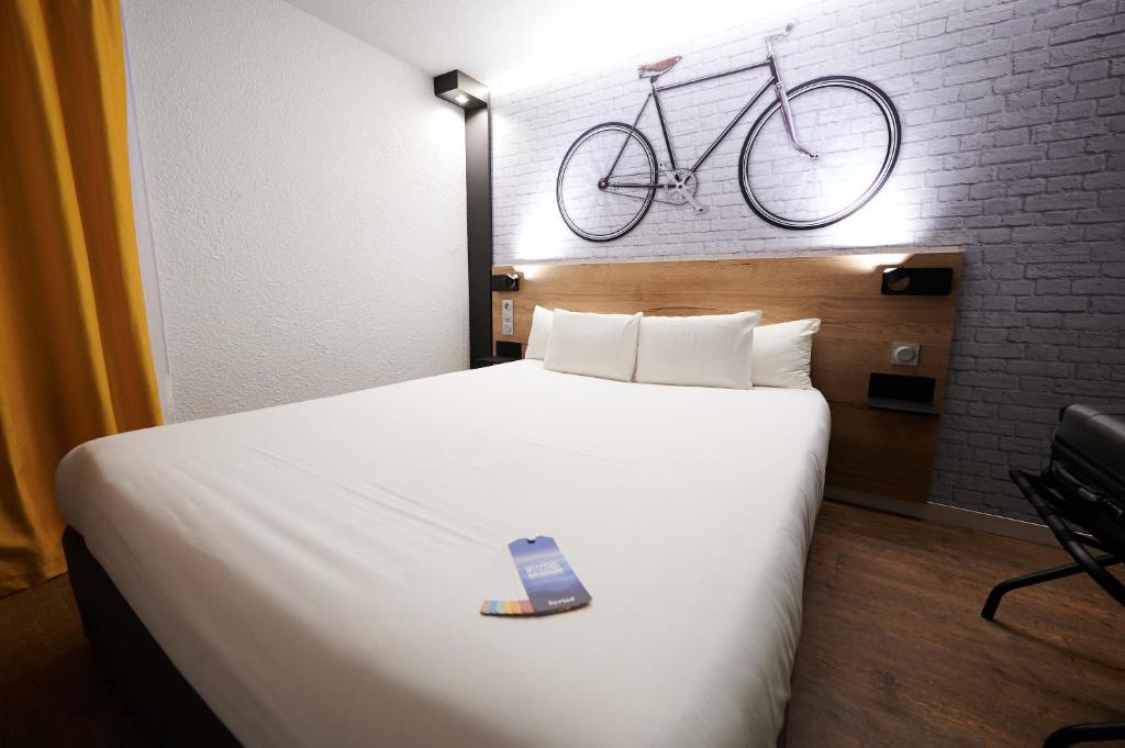 拉瓦勒基里亚德拉瓦勒酒店的卧室配有一张床,墙上挂着自行车
