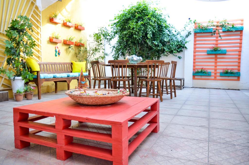 福塔莱萨Casa da Adriana Pousada的露台上的红色桌椅