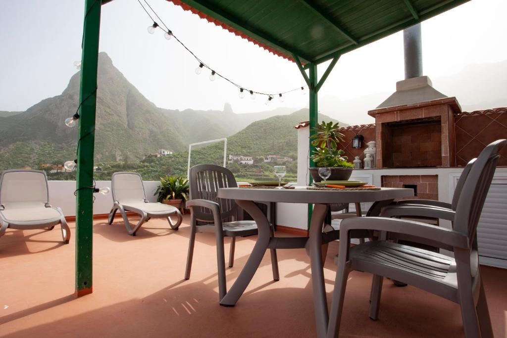 塔加纳纳Casa campo y Playa Taganana的美景阳台配有桌椅