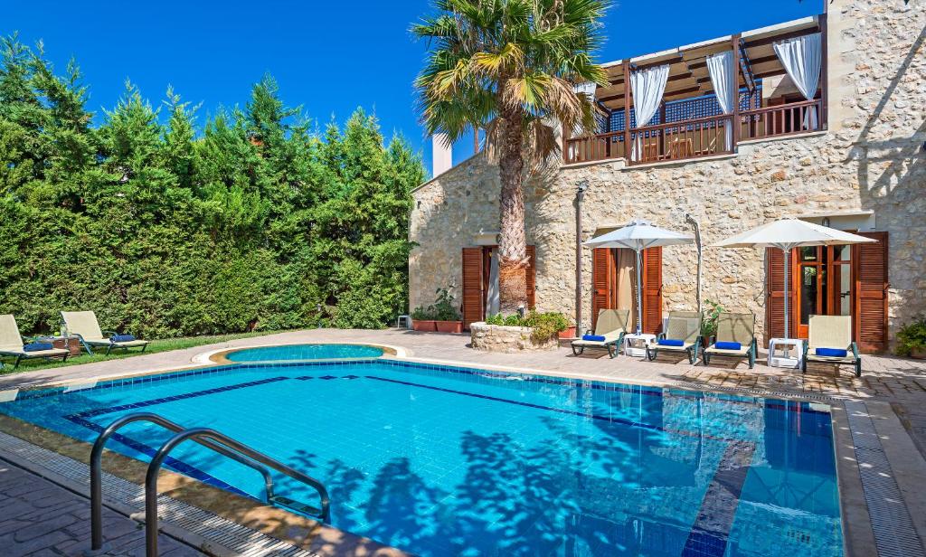 阿斯特里昂Amazing Villas in Crete的房屋前的游泳池