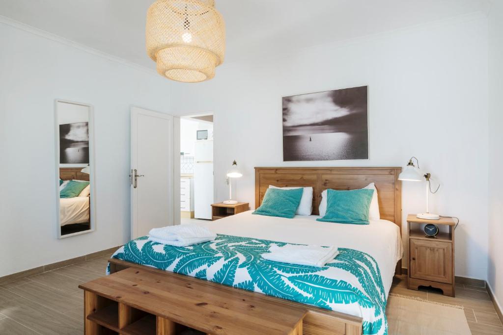 拉桑塔Brisa Del Mar的一间卧室配有一张带蓝色枕头的大床