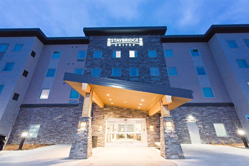 桑顿Staybridge Suites - Denver North - Thornton, an IHG Hotel的进入酒店入口的 ⁇ 染