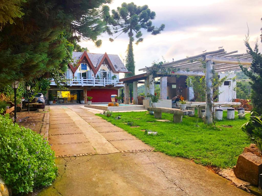 坎波斯杜若尔当Campos House的庭院前有小路的房子