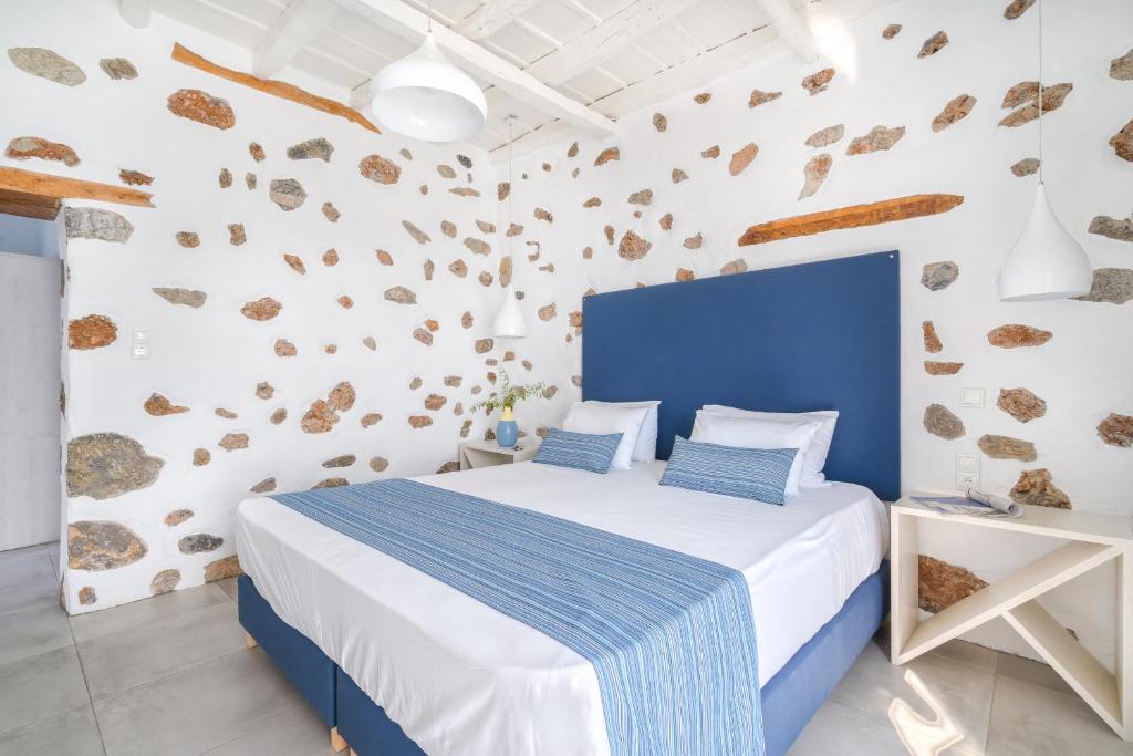 霍拉斯法基翁FantaSea Luxury Suite的卧室设有蓝色和白色的墙壁和一张床