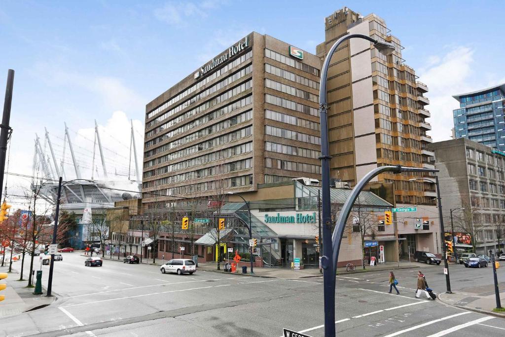 温哥华Sandman Hotel Vancouver Downtown的城市街道上一座大型建筑,有交通灯