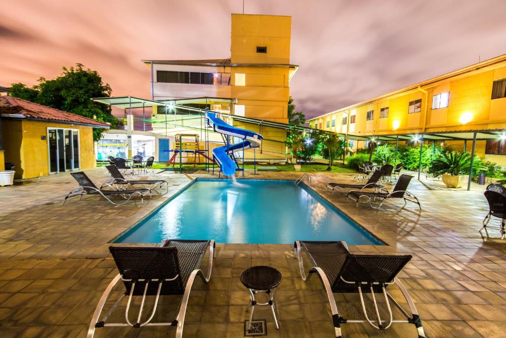 索罗卡巴Hotel Nacional Inn Sorocaba的大楼内一个带滑梯的游泳池