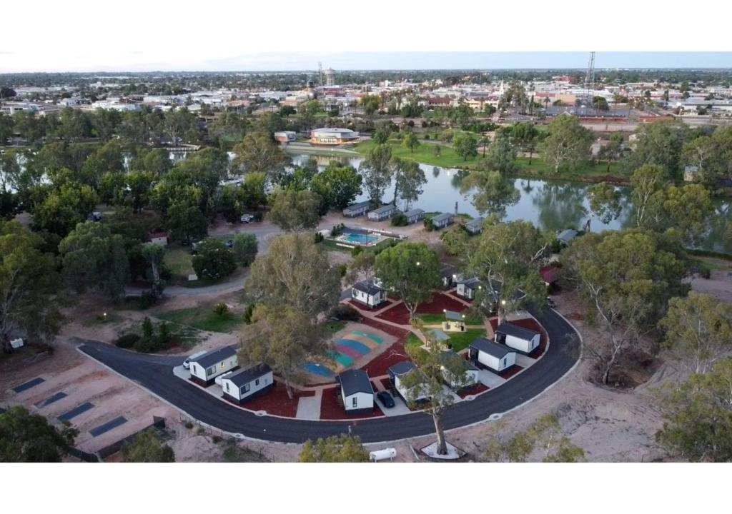 BurongaDiscovery Parks - Mildura, Buronga Riverside的享有公园和湖泊的空中景致