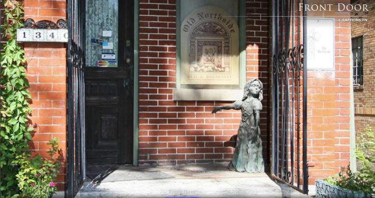 印第安纳波利斯老北区住宿加早餐旅馆的站在砖楼前的妇女雕像