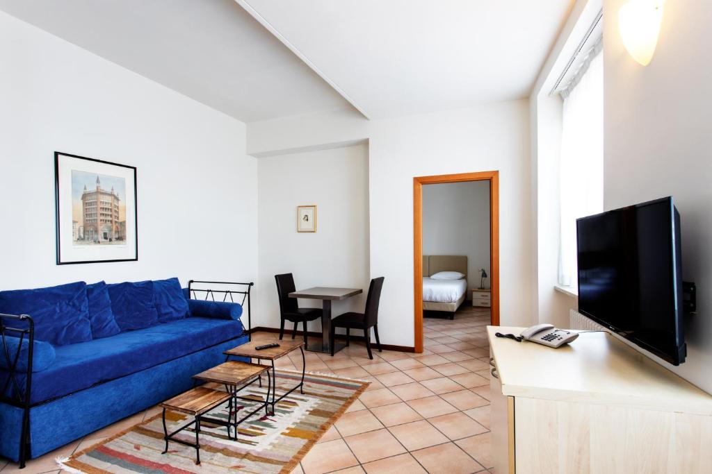 帕尔马凯沃尔公寓的客厅配有蓝色的沙发和桌子