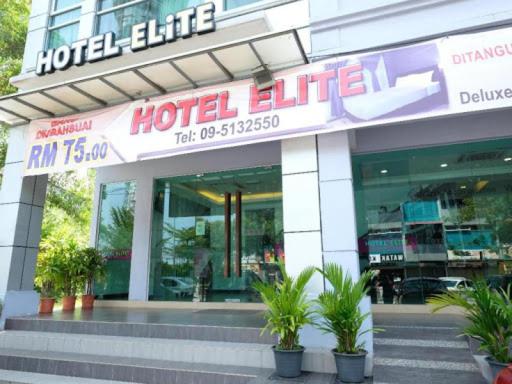 关丹Elite Hotel的建筑前方的旅馆