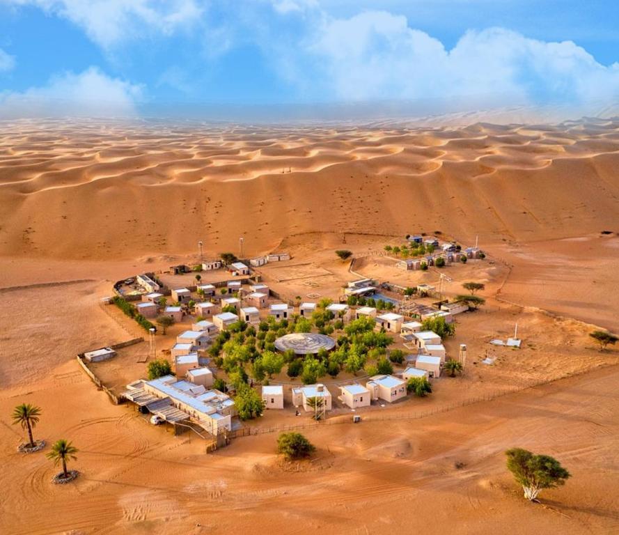 Shāhiq萨玛瓦希尔沙漠露营地的沙漠中营地的空中景观