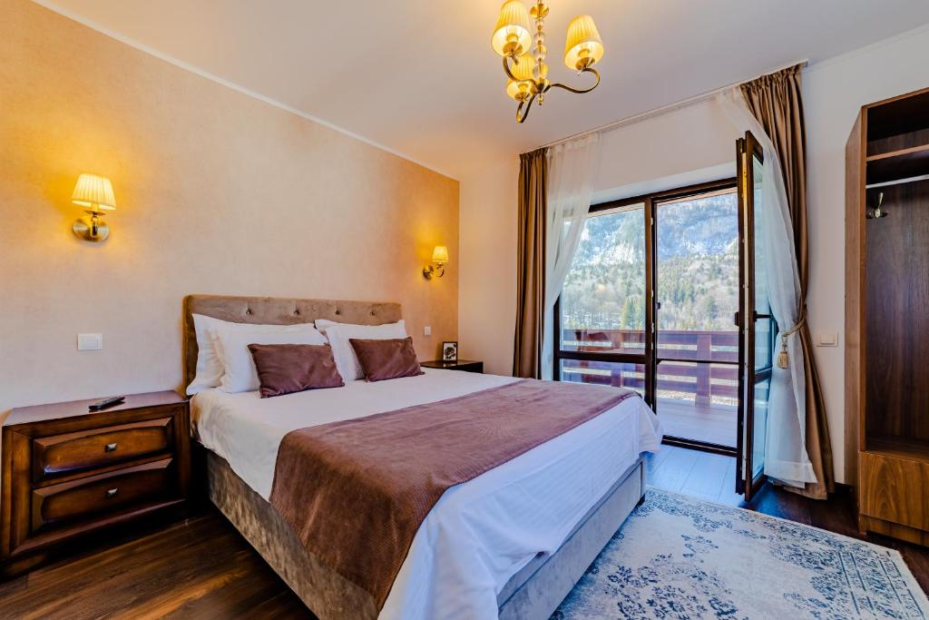 布什泰尼Yael Luxury Apartments 3的一间卧室设有一张大床和一个窗户。