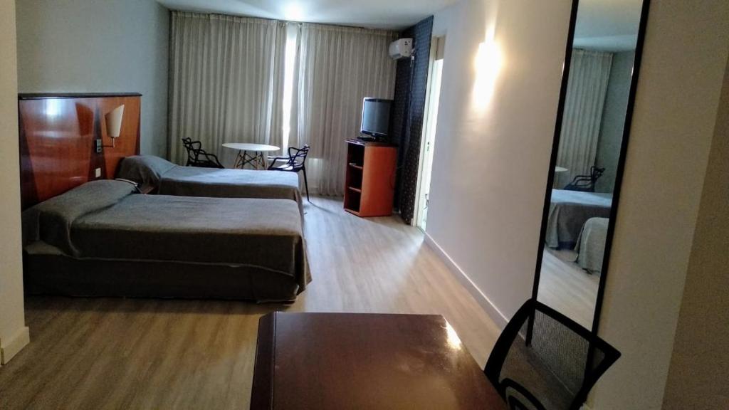 布宜诺斯艾利斯水晶宫酒店的酒店客房,设有两张床和镜子