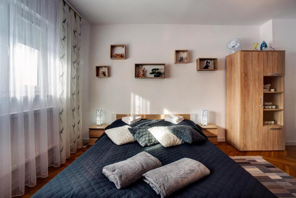 莱斯科Apartamenty Bieszczady的一间卧室配有带枕头的床