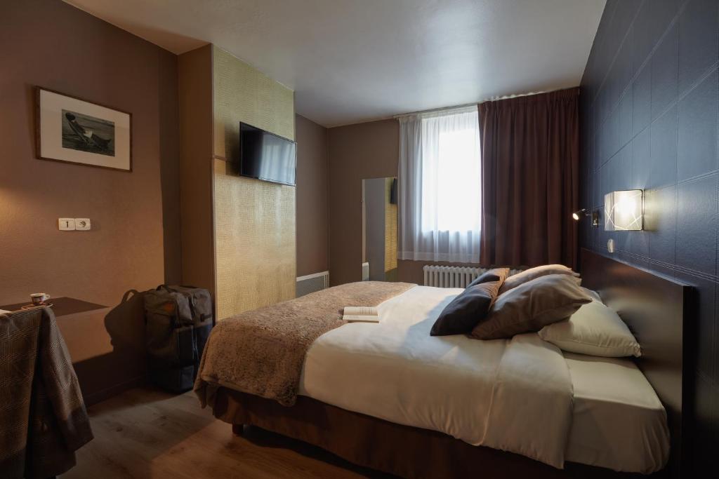 勒芒Ashley Hôtel Le Mans Centre Gare的酒店客房设有床和窗户。