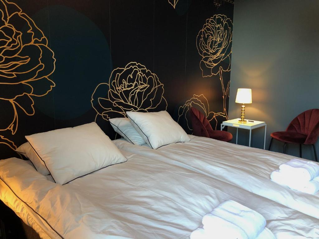 布罗斯Mini-Hotel Borås Regementet的一张带白色床单和枕头的床