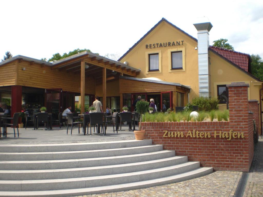 拉特诺Zum Alten Hafen的大楼前有楼梯的餐厅