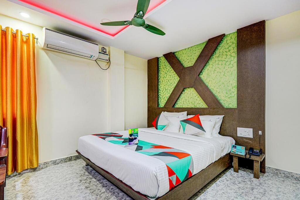 钦奈The K11 Hotels - T Nagar的一间卧室配有一张床和吊扇