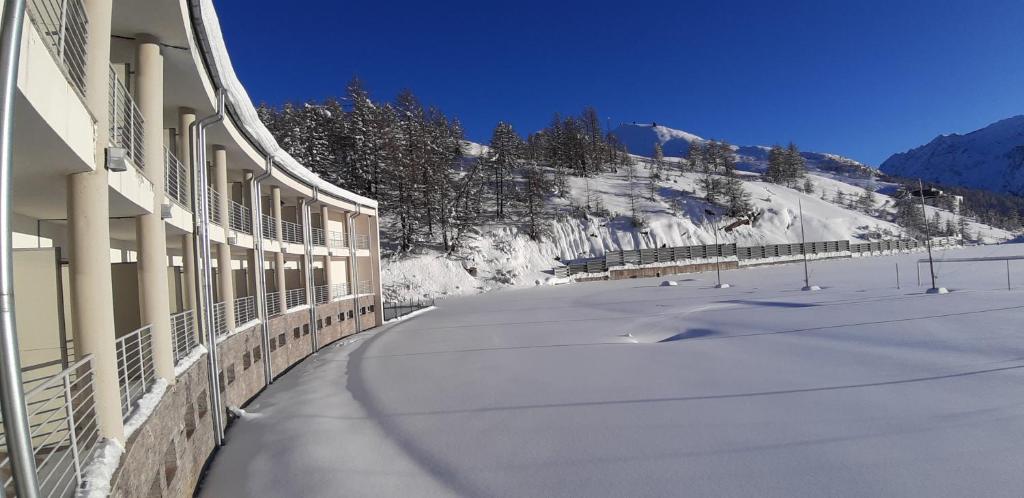 塞斯特雷拉戈罗塞特酒店的山边的积雪建筑