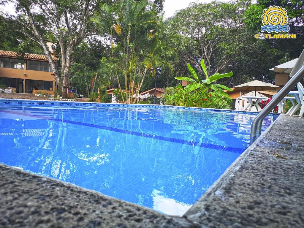 JalcomulcoCotlamani Hotel Aventura的度假村旁的大型蓝色游泳池