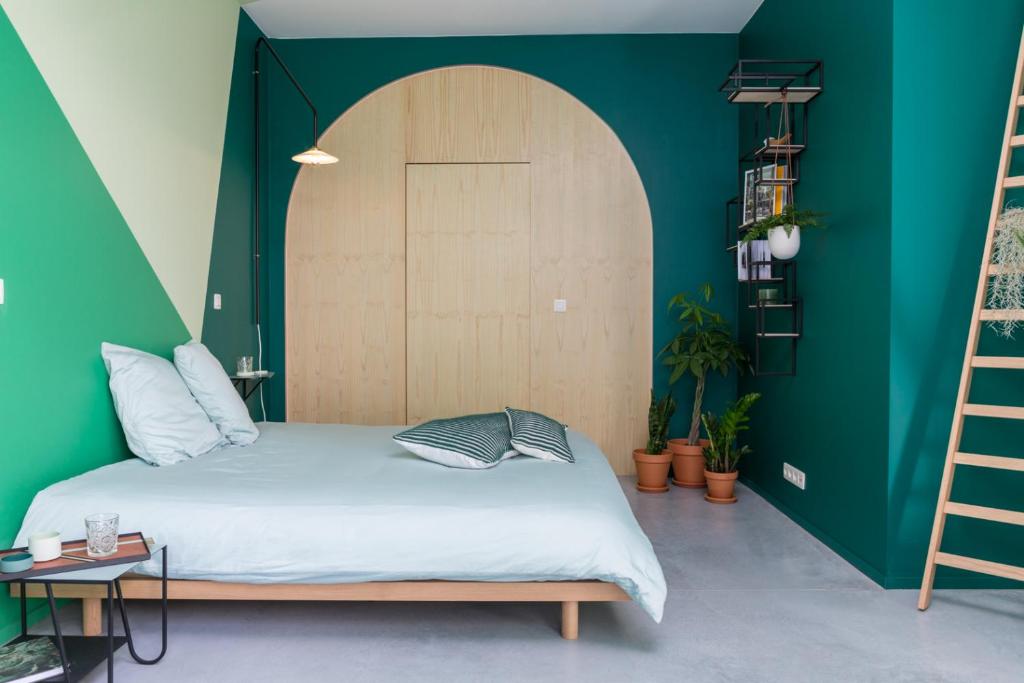 根特Boutique B&B Graaf的一间卧室设有一张床和绿色的墙壁
