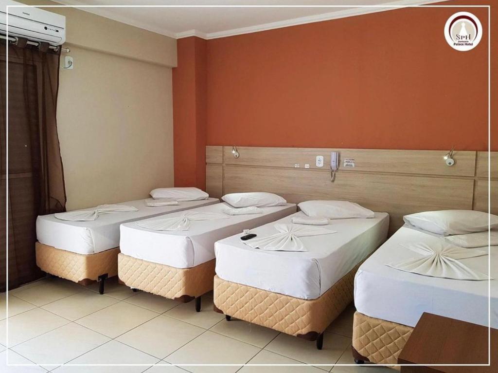 阿帕雷西达Santuário Palace Hotel的一间客房内的四张床