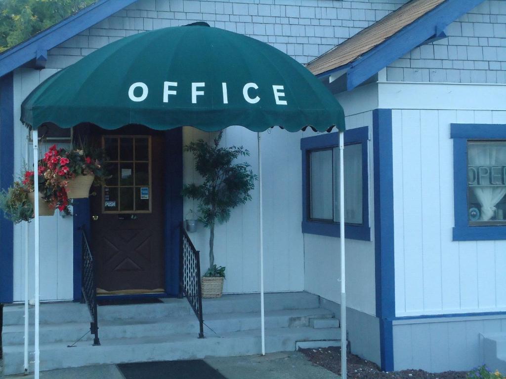 Okanogan蓝山汽车旅馆的办公室前带伞的建筑