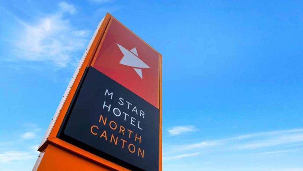 北坎顿M Star North Canton - Hall of Fame的北州街道汽车旅馆的标志