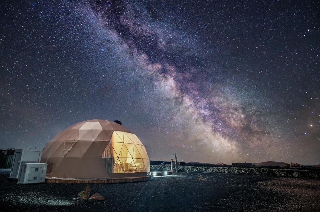特吉塞Eslanzarote Luxurious Eco Dome Experience的挤奶的大圆顶帐篷