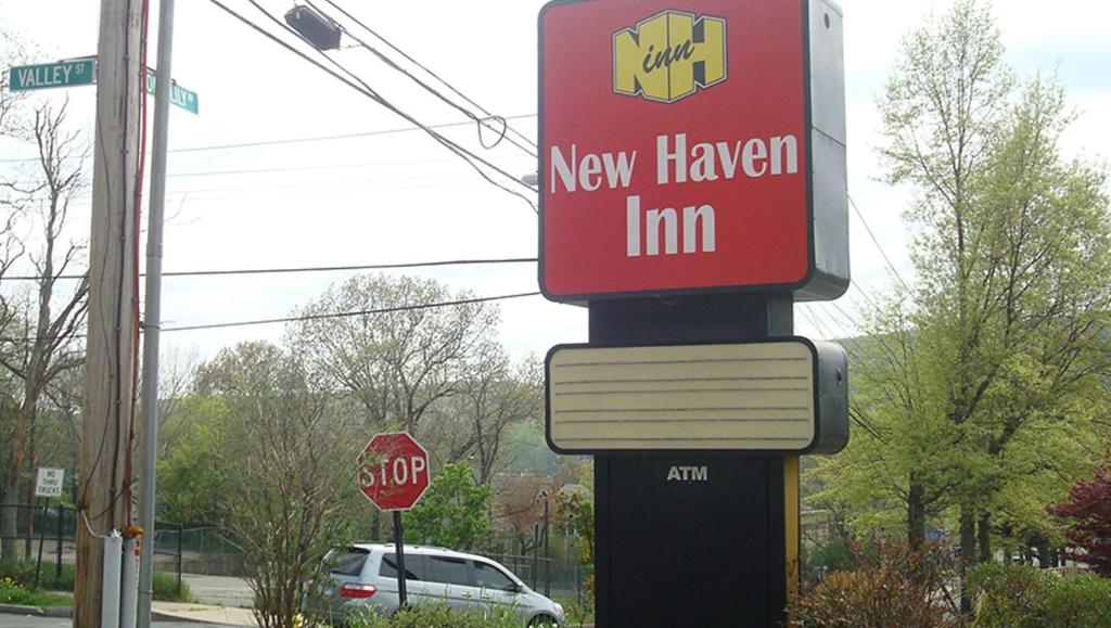 纽黑文纽黑文酒店的一个新的天堂旅馆标志,带有停车标志
