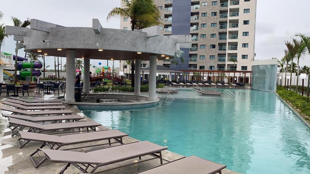 萨利诺波利斯SALINAS EXCLUSIVE RESORT的度假村内带躺椅的游泳池