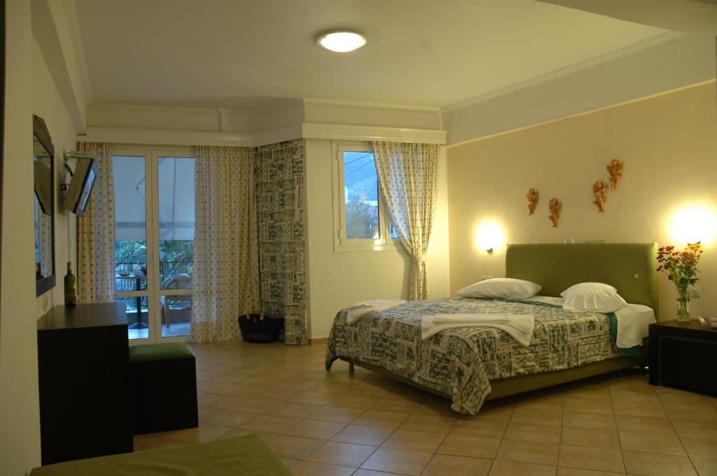 奈德里圣毛拉公寓的一间卧室设有一张床和一个大窗户