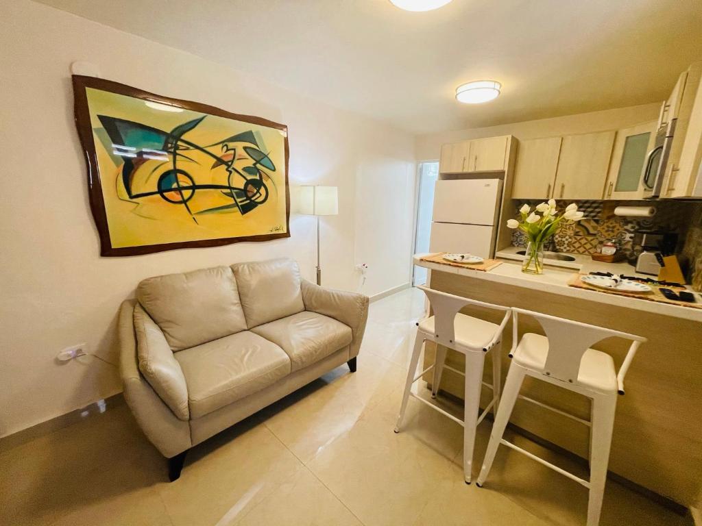 庞塞Lovely apartment with laundry & Parking的带沙发和桌子的客厅以及厨房。