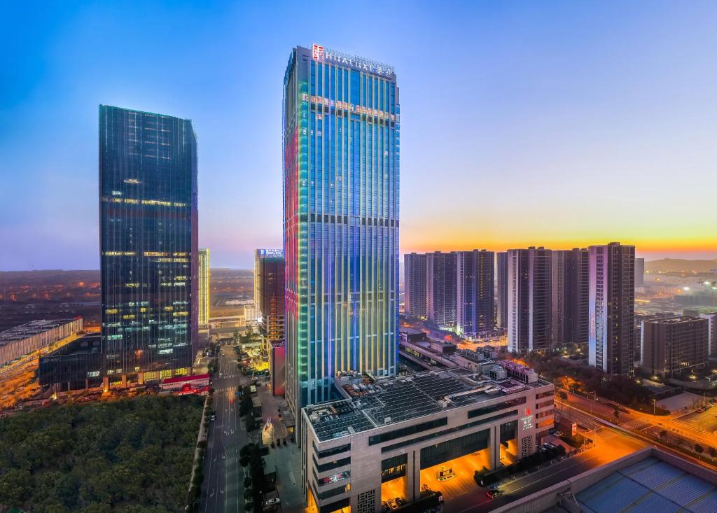 无锡无锡太湖华邑酒店的夜城里两座高耸的摩天大楼
