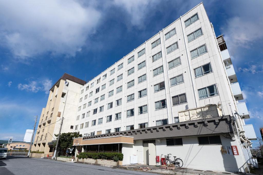 木更津Tabist Hotel Ginga Kisarazu的一条城市街道上的白色大建筑