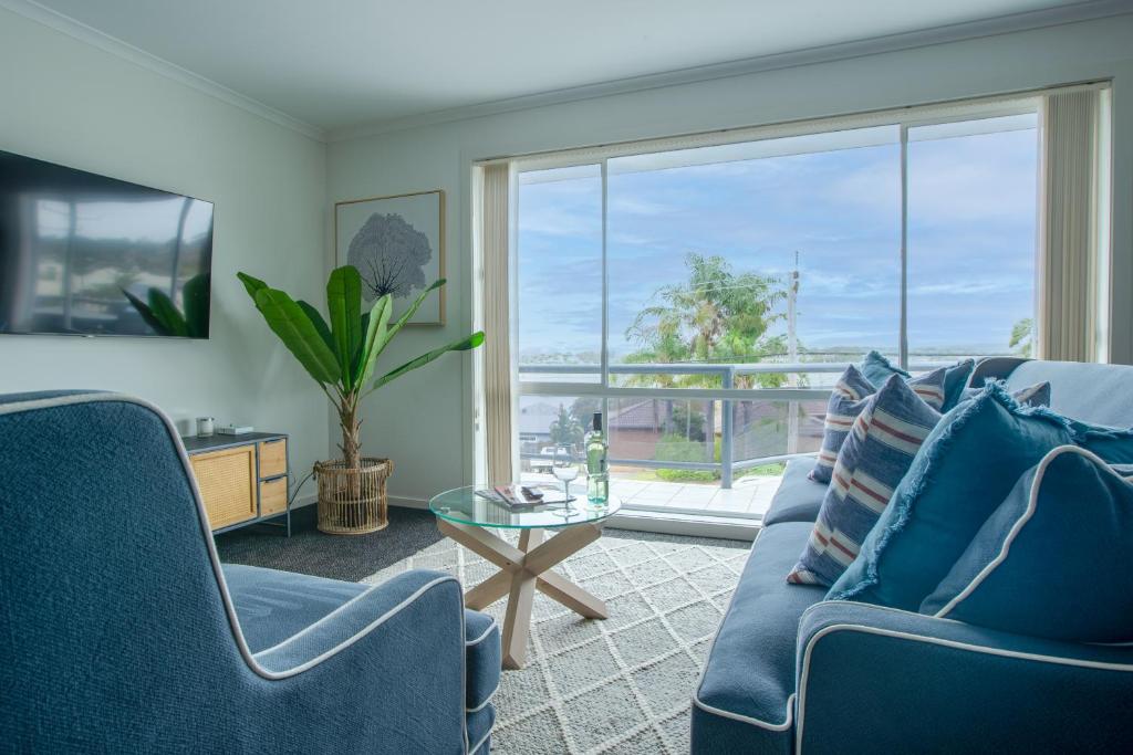 梅林布拉Top Of The Quays的客厅配有蓝色的家具和大窗户