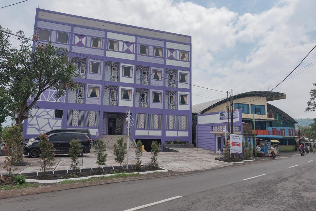 加鲁特RedDoorz @ Cipanas Garut的街道边的紫色建筑
