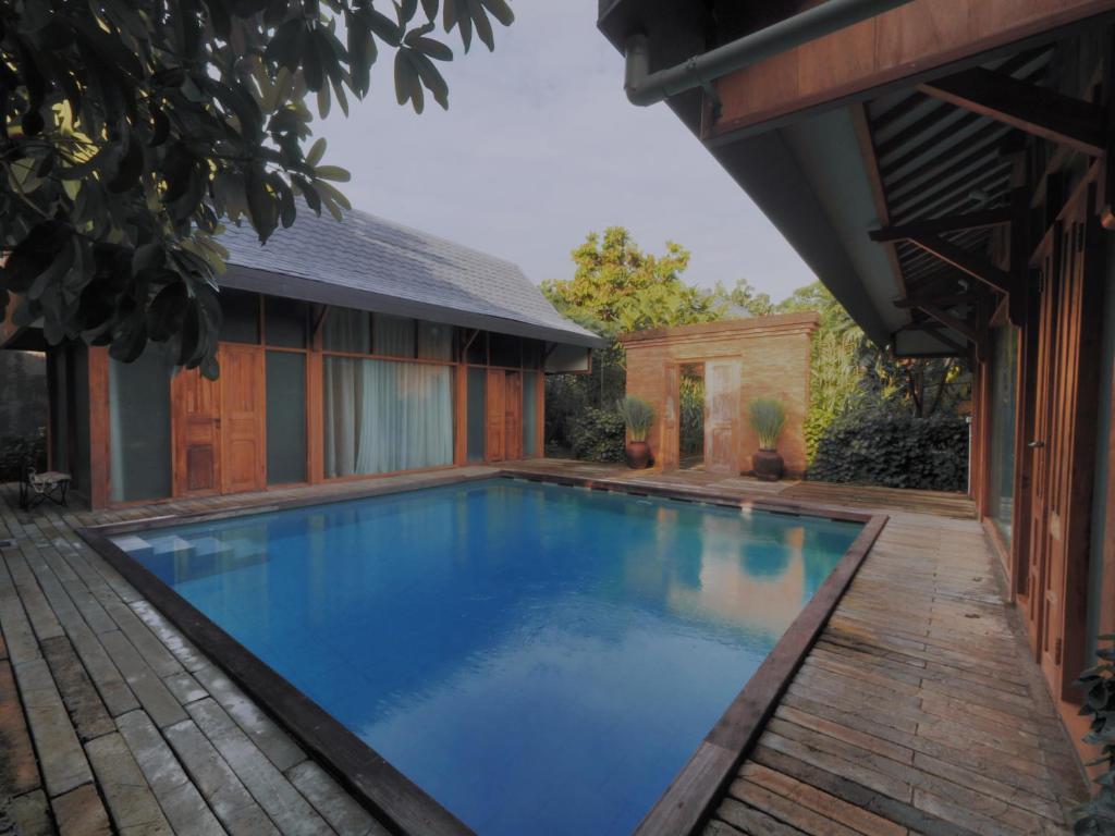 梭罗Ayom Java Village Solo的一座房子后院的游泳池