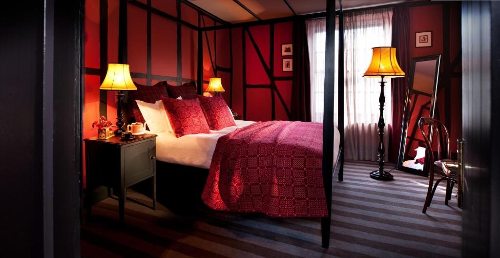 王冠与蓟酒店客房内的一张或多张床位