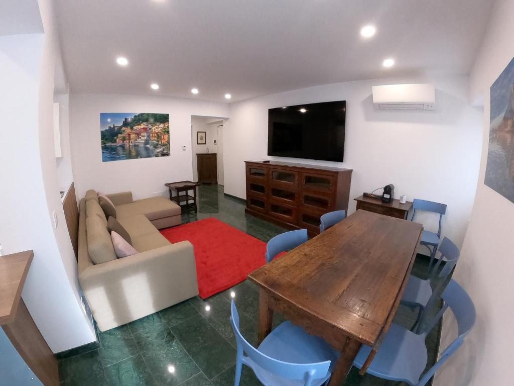 莱科La Casa sul Lago Lecco 2的客厅配有木桌和电视。