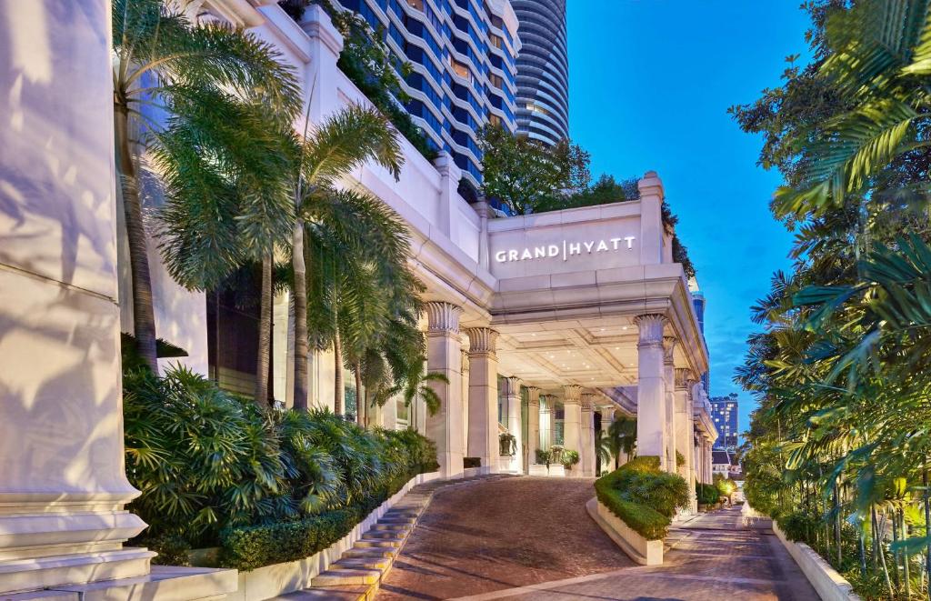 曼谷曼谷愛侶灣君悦酒店的一座建筑,上面标有读大酒店