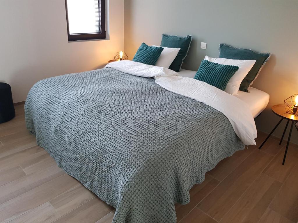 迪克斯梅德Vakantiewoning Ijzerfront 14-18的一间卧室配有一张带蓝色枕头的大床