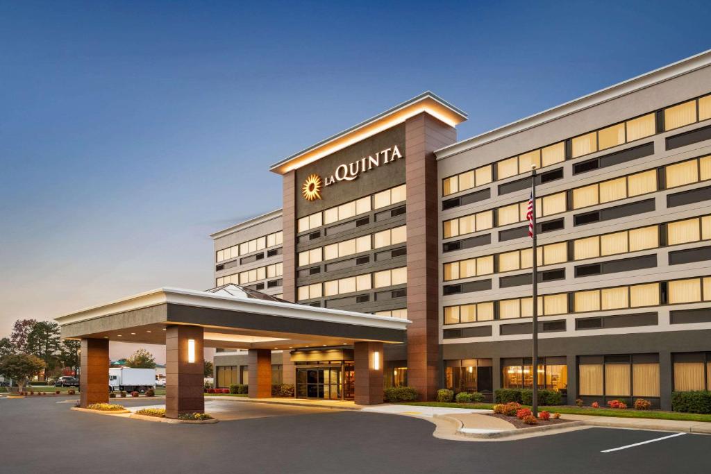 中洛锡安La Quinta Inn & Suites by Wyndham Richmond-Midlothian的酒店前方的 ⁇ 染