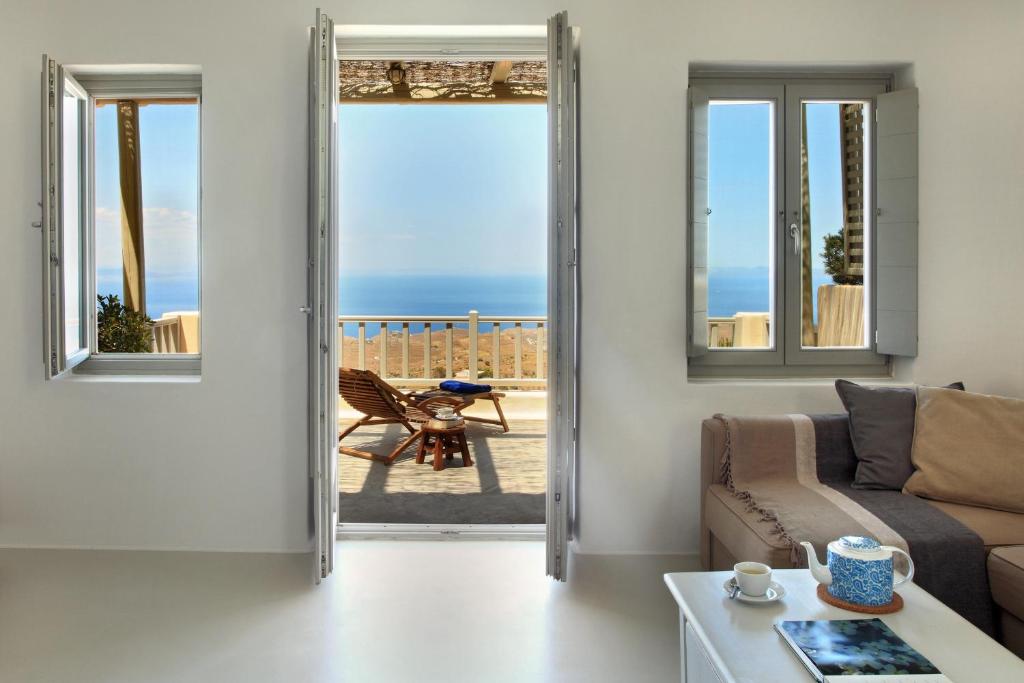 伊利达Kea Village Suites & Villas的客厅设有通往庭院的门。